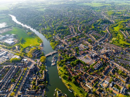 Téléchargez les photos : Vue aérienne de Caversham, une banlieue de Reading, en Angleterre, située directement au nord du centre-ville de l'autre côté de la Tamise, au Royaume-Uni - en image libre de droit