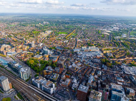 Téléchargez les photos : Vue aérienne de Reading, une grande ville sur les rivières Thames et Kennet dans le sud de l'Angleterre, Royaume-Uni - en image libre de droit