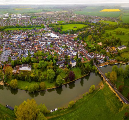 Foto de Vista aérea de Wallingford, una histórica ciudad de mercado y parroquia civil ubicada entre Oxford y Reading en el río Támesis en Inglaterra, Reino Unido - Imagen libre de derechos