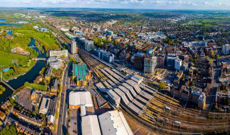 Téléchargez les photos : Vue aérienne de Reading, une grande ville sur les rivières Thames et Kennet dans le sud de l'Angleterre, Royaume-Uni - en image libre de droit