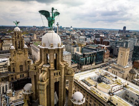Téléchargez les photos : Vue aérienne du bâtiment Royal Liver, un bâtiment classé Grade I à Liverpool, Angleterre, Royaume-Uni - en image libre de droit