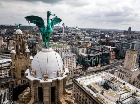 Foto de Vista aérea del edificio Royal Liver, un edificio catalogado de grado I en Liverpool, Inglaterra, Reino Unido - Imagen libre de derechos