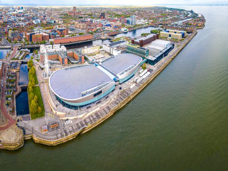 Téléchargez les photos : Bord de l'eau Liverpool arena en Angleterre - en image libre de droit