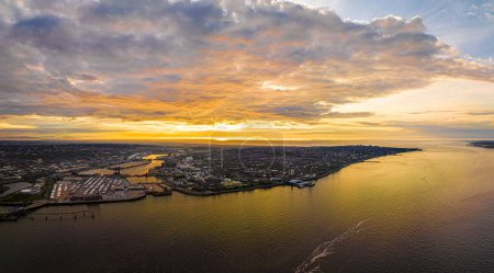Téléchargez les photos : Vue aérienne d'un front de mer de Liverpool, un centre culturel animé sur la rivière Mersey, Angleterre, Royaume-Uni - en image libre de droit