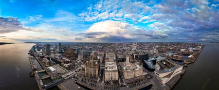 Téléchargez les photos : Vue aérienne du front de mer de Liverpool prêt pour le concours de chansons Europvision 2023, Angleterre, Royaume-Uni - en image libre de droit