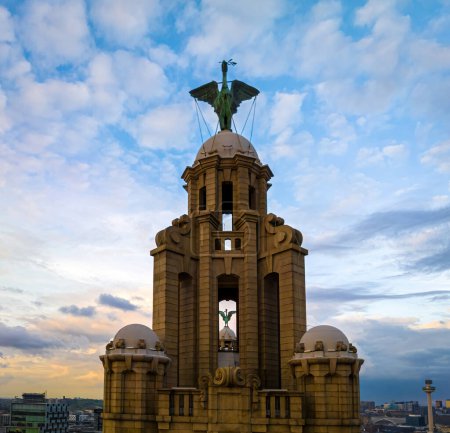 Téléchargez les photos : Vue aérienne du bâtiment Royal Liver, un bâtiment classé Grade I à Liverpool, Angleterre - en image libre de droit