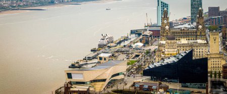 Foto de Vista aérea de Liverpool Waterfront, un animado centro cultural en el río Mersey, Inglaterra, Reino Unido - Imagen libre de derechos