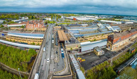 Foto de Vista aérea de la ciudad de Crewe, una ciudad ferroviaria y parroquia civil en la autoridad unitaria de Cheshire East en Cheshire, Inglaterra, Reino Unido - Imagen libre de derechos