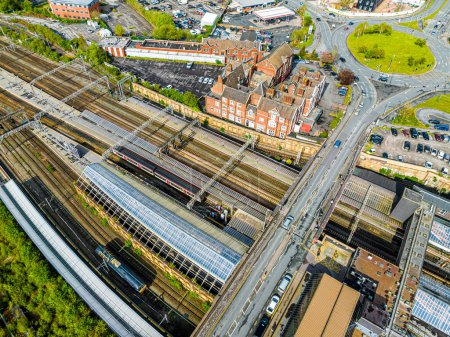 Téléchargez les photos : Vue aérienne de la ville de Crewe, une ville ferroviaire et paroisse civile dans l'autorité unitaire du Cheshire East dans le Cheshire, Angleterre, Royaume-Uni - en image libre de droit