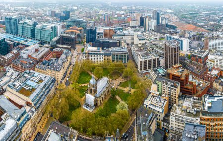 Foto de Vista aérea de Birmingham, una ciudad importante en la región de West Midlands de Inglaterra, con múltiples hitos de la era de la Revolución Industrial, Reino Unido - Imagen libre de derechos