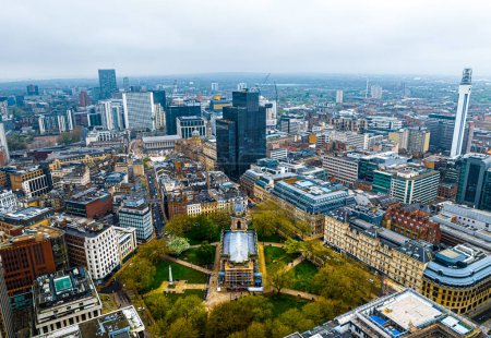 Téléchargez les photos : Vue aérienne de Birmingham, une ville majeure de la région des West Midlands en Angleterre, avec de multiples monuments de l'ère de la révolution industrielle, Royaume-Uni - en image libre de droit