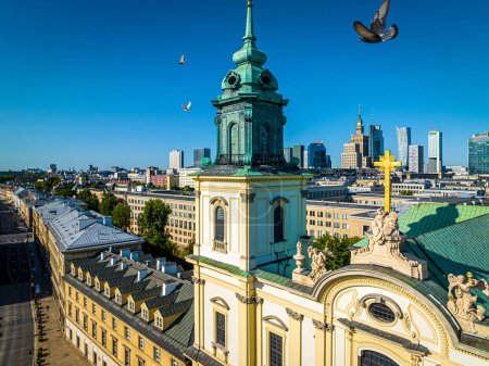 Téléchargez les photos : Vue aérienne de l'église Sainte-Croix de Varsovie avec les toits de la ville à l'arrière-plan, Pologne, Europe - en image libre de droit
