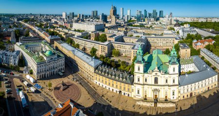 Foto de Vista aérea de la iglesia de la Santa Cruz en Varsovia con el horizonte de la ciudad en el fondo, Polonia, Europa - Imagen libre de derechos