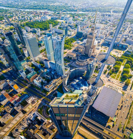 Foto de Vista aérea de los rascacielos de Varsovia en el centro de negocios de la ciudad, Polonia - Imagen libre de derechos