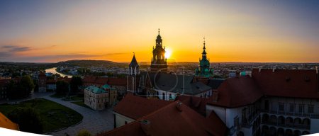 Téléchargez les photos : Coucher de soleil sur le château de Wawel, résidence fortifiée sur la Vistule à Cracovie, Pologne, Europe - en image libre de droit