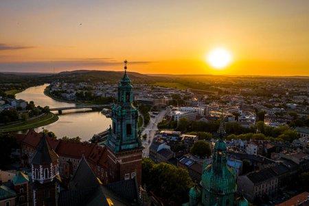 Téléchargez les photos : Coucher de soleil sur le château de Wawel, résidence fortifiée sur la Vistule à Cracovie, Pologne, Europe - en image libre de droit
