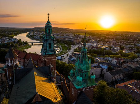 Widok zachodu słońca na Wawel, ufortyfikowana rezydencja nad Wisłą w Krakowie, Polska, Europa