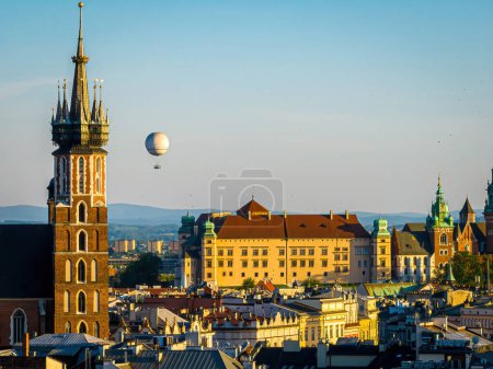 Téléchargez les photos : Vue aérienne de la basilique Sainte-Marie de Cracovie avec un ballon à air sur le fond, Pologne, Europe - en image libre de droit