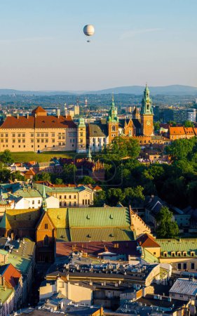 Téléchargez les photos : Vue aérienne du château de Wawel Cracovie, une ville du sud de la Pologne sur la Vistule en Petite-Pologne Voïvodie, Europe - en image libre de droit