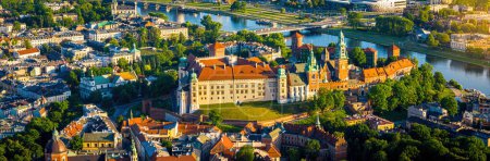 Téléchargez les photos : Vue aérienne du château de Wawel Cracovie, une ville du sud de la Pologne sur la Vistule en Petite-Pologne Voïvodie, Europe - en image libre de droit