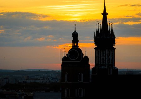 Téléchargez les photos : Vue aérienne de Cracovie, une ville du sud de la Pologne sur la Vistule en Petite-Pologne Voïvodie, Europe à Cracovie au coucher du soleil, Pologne - en image libre de droit