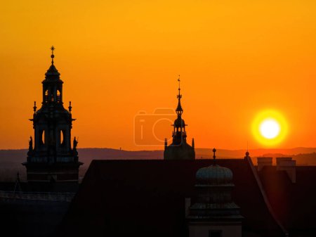 Téléchargez les photos : Vue aérienne du château de Wawel Cracovie au coucher du soleil, Pologne, Europe - en image libre de droit