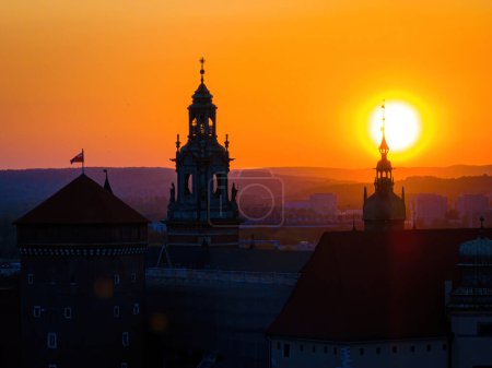 Téléchargez les photos : Vue aérienne du château de Wawel Cracovie au coucher du soleil, Pologne, Europe - en image libre de droit