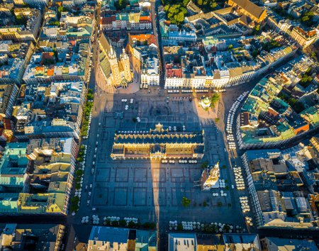 Téléchargez les photos : Vue aérienne de la place du marché dans la vieille ville de Cracovie en Pologne, Europe - en image libre de droit