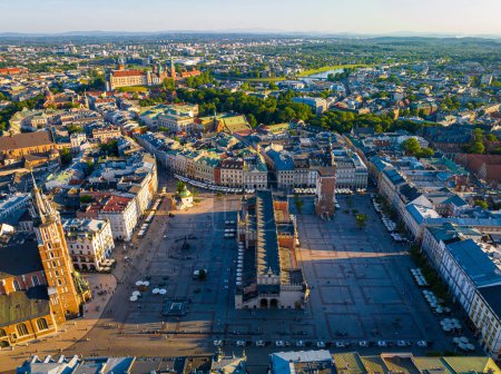 Téléchargez les photos : Vue aérienne de la place du marché dans la vieille ville de Cracovie en Pologne, Europe - en image libre de droit