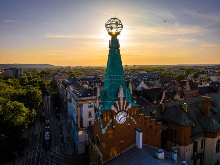Téléchargez les photos : Vue Aérienne de Dom Pod Globusem dans la vieille ville de Cracovie en Pologne, Europe - en image libre de droit