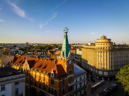 Téléchargez les photos : Vue Aérienne de Dom Pod Globusem dans la vieille ville de Cracovie en Pologne, Europe - en image libre de droit