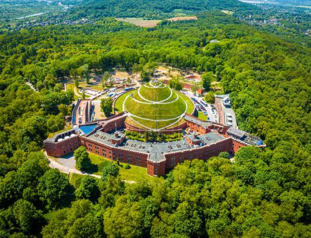 Téléchargez les photos : Vue Aérienne du monticule Kosciuszko à Cracovie en Pologne, Europe - en image libre de droit
