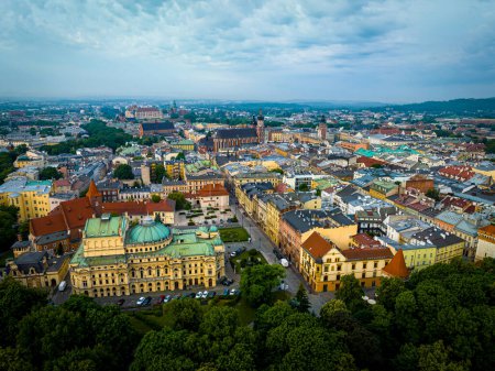 Foto de Vista aérea del casco antiguo de Cracovia en Polonia, Europa - Imagen libre de derechos