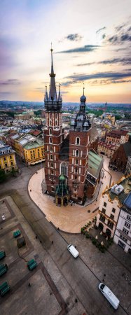 Foto de Vista aérea de la Basílica de Santa María en el casco antiguo de Cracovia en Polonia, Europa - Imagen libre de derechos