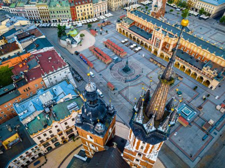 Téléchargez les photos : Vue aérienne de la basilique Sainte-Marie dans la vieille ville de Cracovie en Pologne, Europe - en image libre de droit