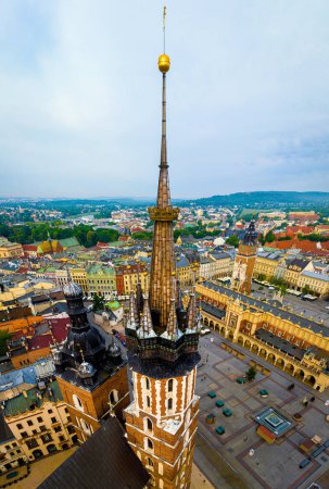 Téléchargez les photos : Vue aérienne de la basilique Sainte-Marie dans la vieille ville de Cracovie en Pologne, Europe - en image libre de droit