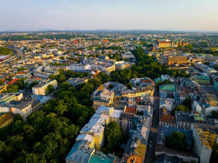 Téléchargez les photos : Vue aérienne de la vieille ville de Cracovie en Pologne, Europe - en image libre de droit