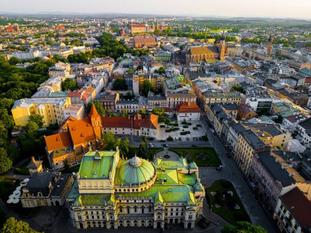 Téléchargez les photos : Vue aérienne du théâtre urbain dans la vieille ville de Cracovie en Pologne, Europe - en image libre de droit