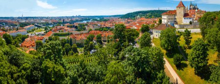 Foto de Vista aérea de Praga, una ciudad capital de la República Checa, está dividida por el río Moldava, Europa - Imagen libre de derechos