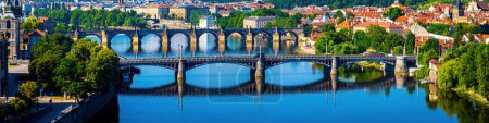 Foto de Vista aérea de Praga, una ciudad capital de la República Checa, está dividida por el río Moldava, Europa - Imagen libre de derechos