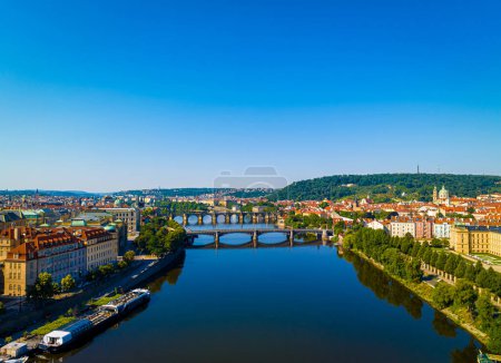 Téléchargez les photos : Vue aérienne de Prague, une capitale de la République tchèque, est traversée par la rivière Vltava, en Europe - en image libre de droit