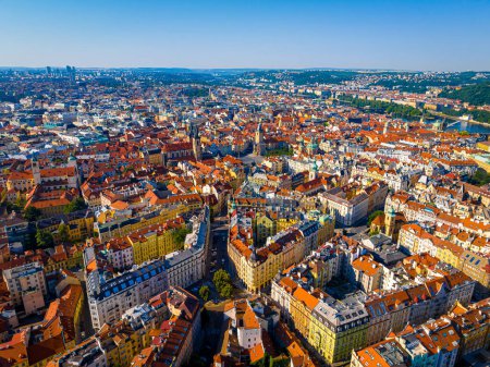 Téléchargez les photos : Vue aérienne de Prague, une capitale de la République tchèque, est traversée par la rivière Vltava, en Europe - en image libre de droit