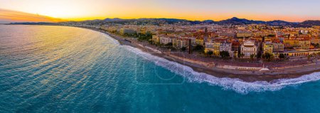 Foto de Vista del atardecer de Niza, Niza, la capital del departamento de Alpes Marítimos en la Riviera Francesa - Imagen libre de derechos