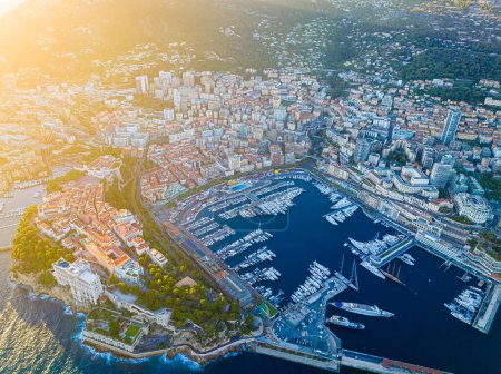 Téléchargez les photos : Coucher de soleil sur Monaco, cité-État souveraine sur la Côte d'Azur, en Europe occidentale, sur la mer Méditerranée - en image libre de droit