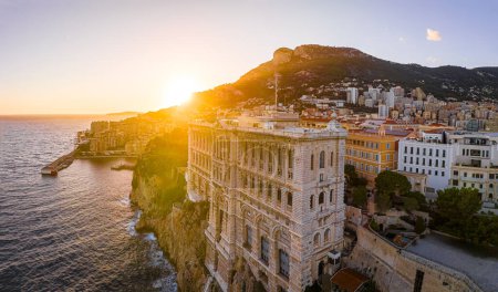 Foto de Vista al atardecer del museo oceanográfico en Mónaco, una ciudad-estado soberana en la Riviera Francesa, en Europa Occidental, en el Mar Mediterráneo - Imagen libre de derechos
