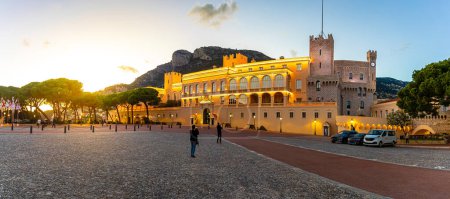 Téléchargez les photos : Coucher de soleil sur le Palais Princier à Monaco, cité-État souveraine sur la Côte d'Azur, en Europe occidentale, sur la mer Méditerranée - en image libre de droit