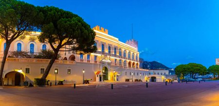 Foto de Vista al atardecer del Palacio del Príncipe en Mónaco, una ciudad-estado soberana en la Riviera Francesa, en Europa Occidental, en el Mar Mediterráneo - Imagen libre de derechos