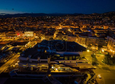 Téléchargez les photos : Vue nocturne de Cannes, station balnéaire de la Côte d'Azur, célèbre pour son festival international du film, France - en image libre de droit