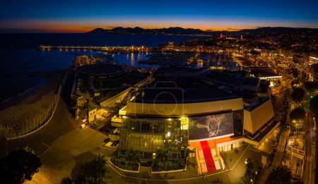 Téléchargez les photos : Vue nocturne de Cannes, station balnéaire de la Côte d'Azur, célèbre pour son festival international du film, France - en image libre de droit
