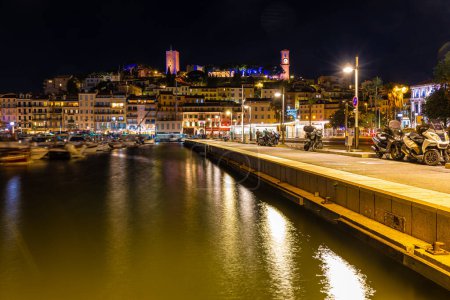 Foto de Vista nocturna de Cannes, una ciudad turística en la Riviera Francesa, es famosa por su festival de cine internacional, Francia - Imagen libre de derechos